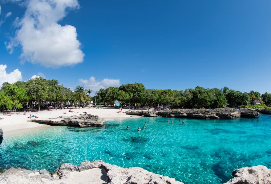 Smith Cove in Grand Cayman, a protected cove with diverse marine life and vibrant coral reefs, known for the best beach snorkeling in Grand Cayman