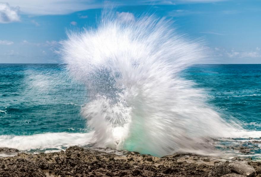 Dramatic waves at the East End Blow Holes, a natural spectacle in excursions in Grand Cayman