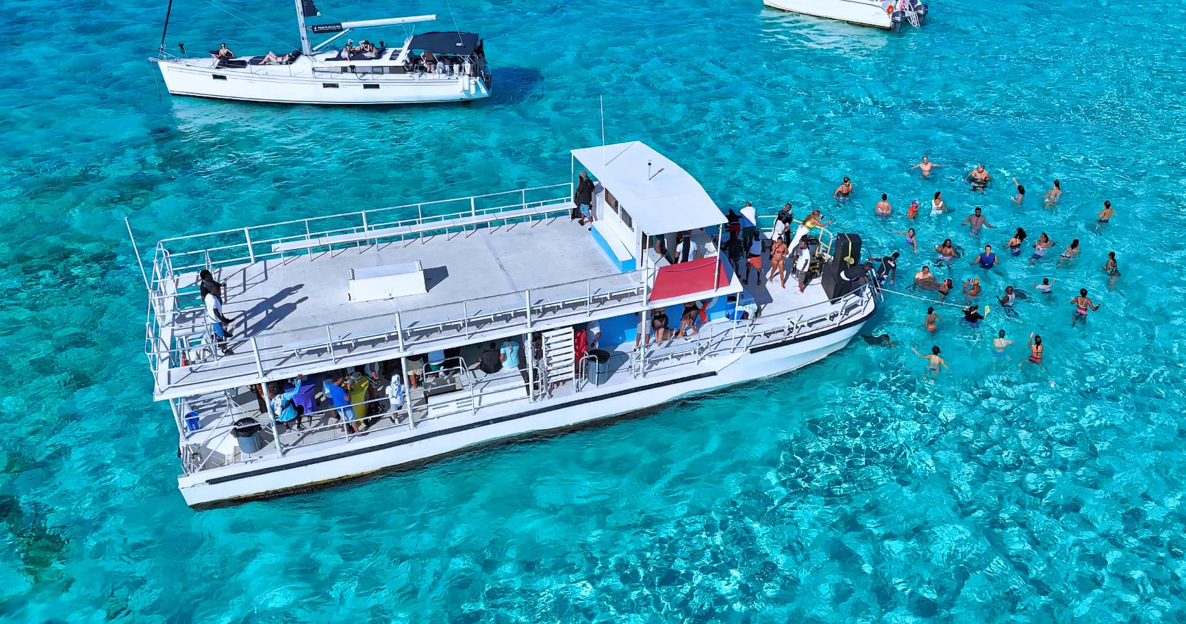 Tour boats anchored at Stingray City, ideal for grand Cayman excursions to Stingray city