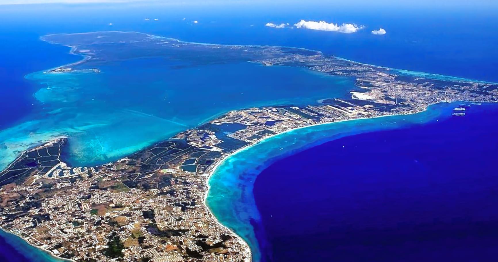 Aerial view of Grand Cayman water temperature, showcasing vibrant turquoise waters and coastline
