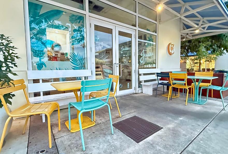 Jessie’s Juice Bar at Camana Bay, serving fresh smoothies and superfood-packed snacks.
